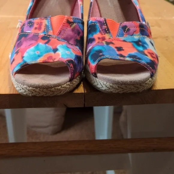 Step into Summer with Toms Oahu Espadrille: Perfect Blend of Style and Comfort - Picture 2 of 15